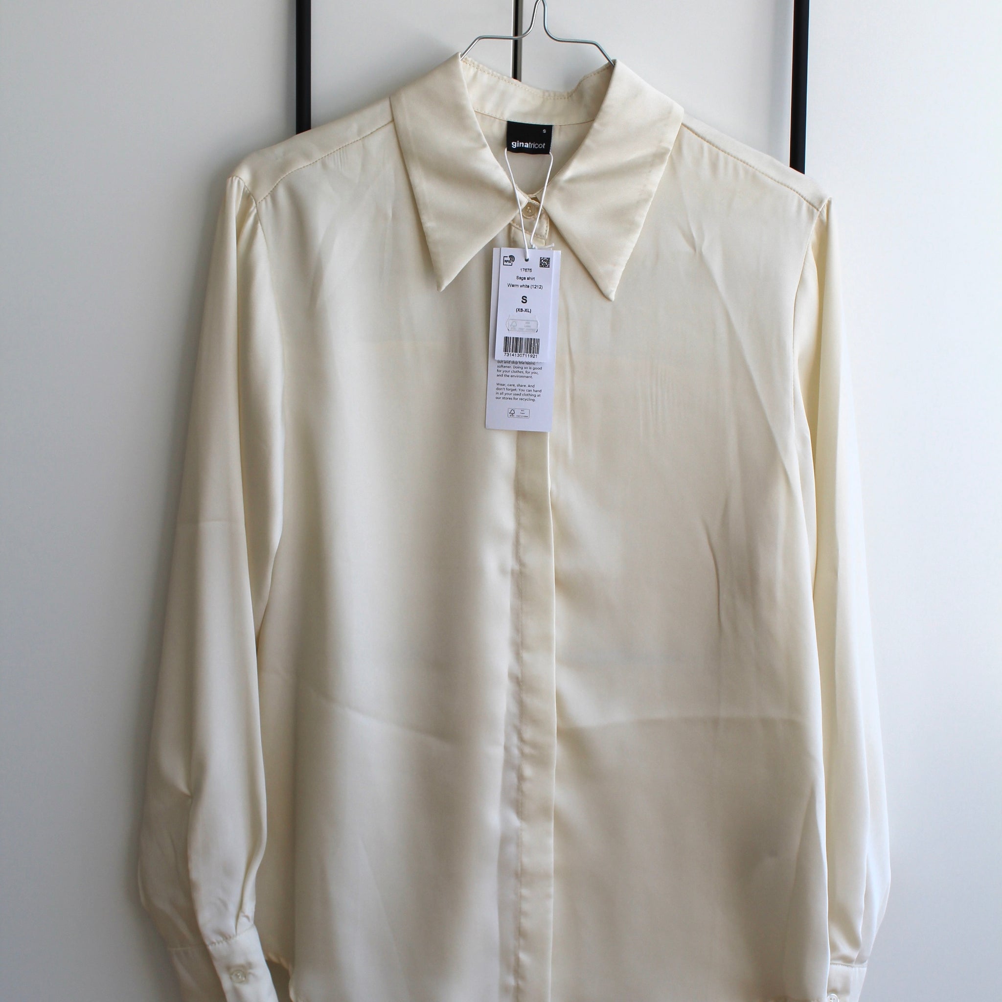 Saga shirt fra Gina Tricot - str. S