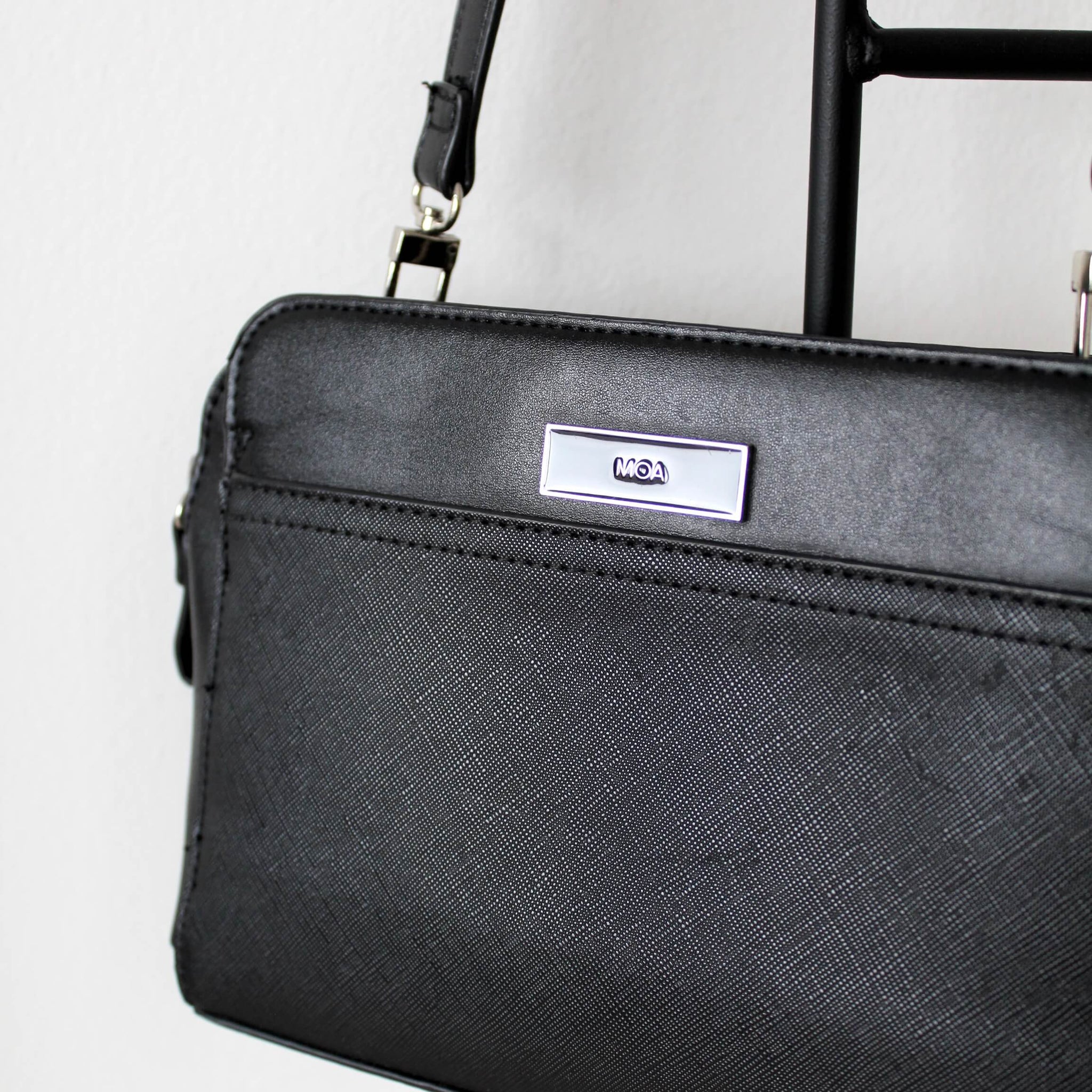 Sort crossbody fra MOA